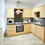 Host & - Normanby Terrace *