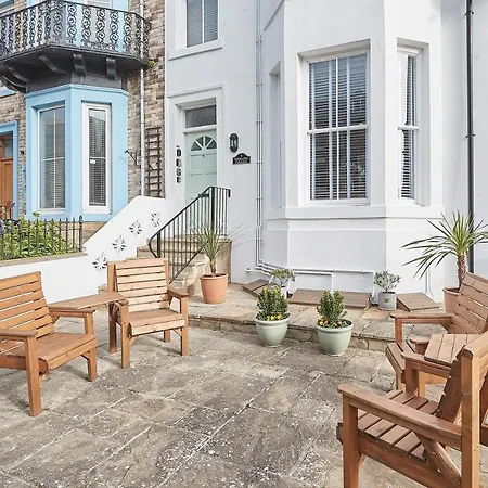 Host & - Normanby Terrace *