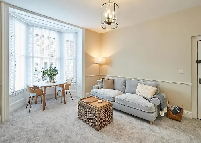 Host & - Normanby Terrace Apartament