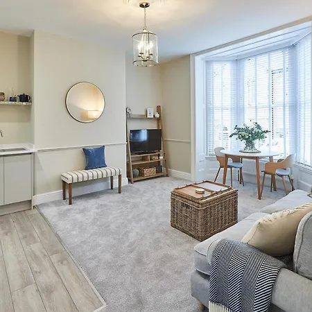 Host & - Normanby Terrace Apartment Whitby