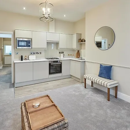 Host & - Normanby Terrace Apartment Whitby