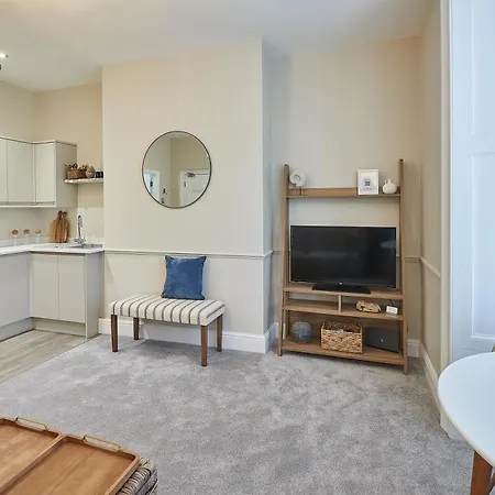 Host & - Normanby Terrace Apartment Whitby