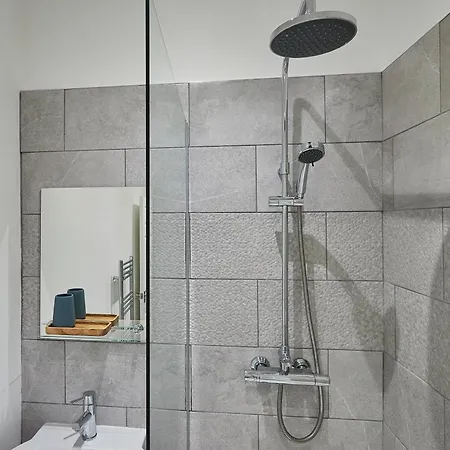 Host & - Normanby Terrace